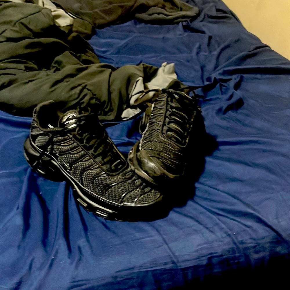 Nike air max plus black reflective 2022 worn but in good condition taking offers